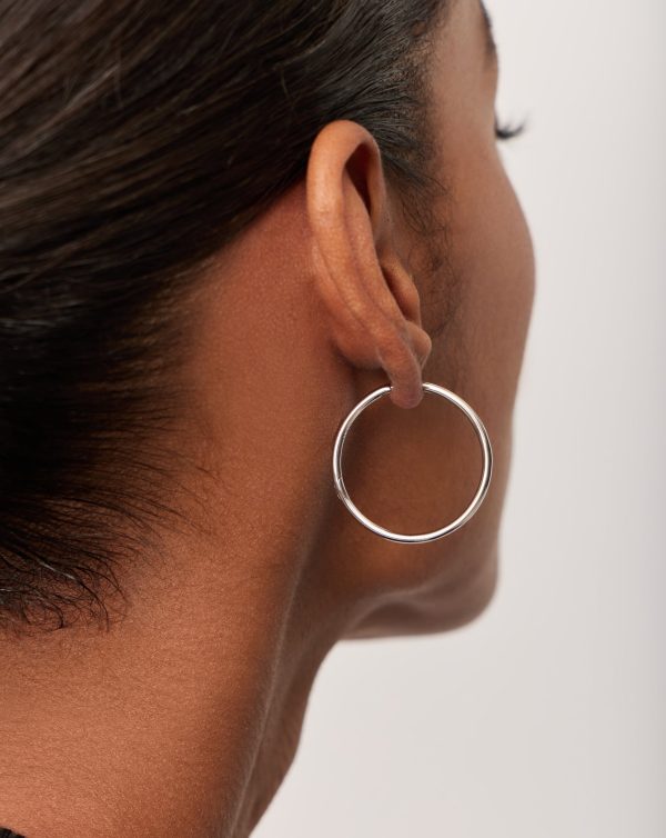 Classic Medium Hoop Earrings | Rhodium Plated on Recycled Sterling Silver - 图片 3