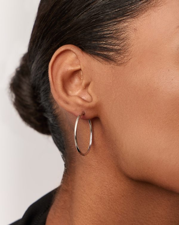 Classic Medium Hoop Earrings | Rhodium Plated on Recycled Sterling Silver - 图片 6